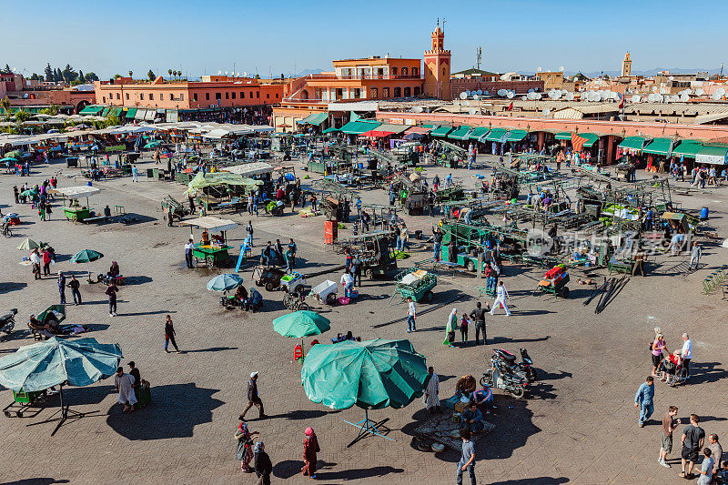 晚上Djemaa El Fna广场与库图比亚清真寺，马拉喀什，摩洛哥